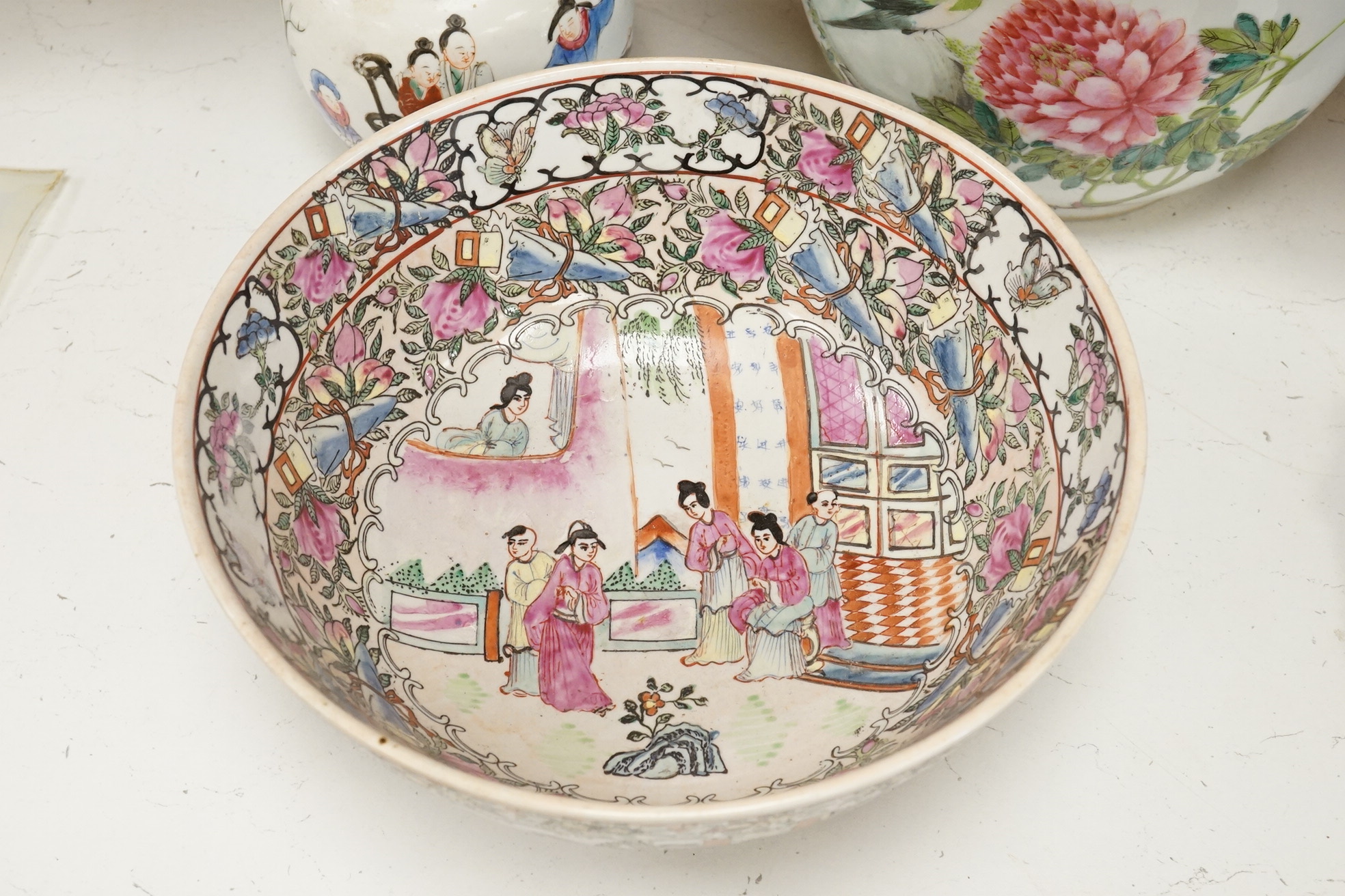 A Chinese famille rose porcelain jardiniere, and three other items, jardiniere 27cm diameter.
